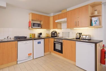 3 Bed Flat with Double Bed at Keiller Court, Horsewater Wynd, City Centre, Dundee, DD15DS - Image 6