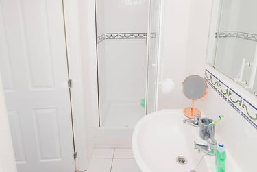 Double Tower Room with en-suite at Trinity Court, 9 Pittodrie Street, Old Aberdeen, Aberdeen, AB245QU - Image 7