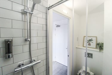 Ensuite at The Nest, 3-7 Marble Street, Clarendon Park, Leicester, LE15XD - Image 9