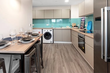 Classic Ensuite at Stanhope House, 91-95 Commercial Road, City Centre, Portsmouth, PO11BQ - Image 3