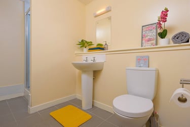 6 Bed Flat with Double Bed at Keiller Court, Horsewater Wynd, City Centre, Dundee, DD15DS - Image 3