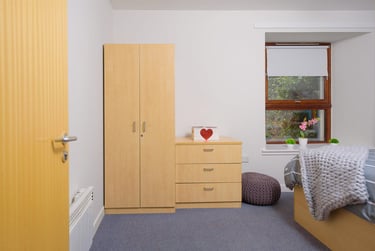 4 Bed Flat with Double Bed at Keiller Court, Horsewater Wynd, City Centre, Dundee, DD15DS - Image 2