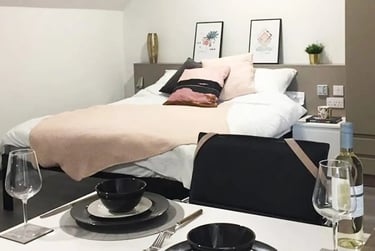 Superior Penthouse Studio at Sycamore House, Woodhouse Square, Kirkstall, Leeds, LS31BP - Image 1