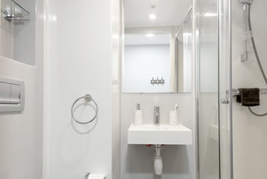 Deluxe Ensuite at Stanhope House, 91-95 Commercial Road, City Centre, Portsmouth, PO11BQ - Image 5