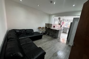 7 bed house, Cardigan Road, Burley, Leeds, LS61LU - Image 1