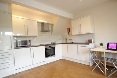 3 bed flat, Rustlings road, Hunters bar, Sheffield, S117AA - Image 1