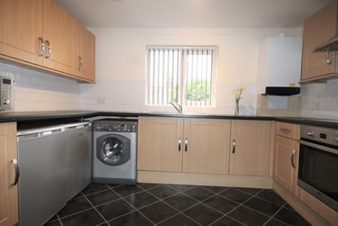 3 bed flat, Ainsley court, Crookesmoor, Sheffield, S101EU - Image 2