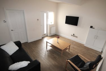 3 bed flat, Ecclesall road, Ecclesall, Sheffield, S118NX - Image 1