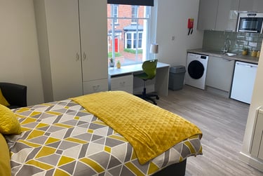 1 bed studio, De Montfort Street, Near University, Leicester, LE17AJ - Image 1