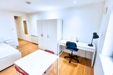 1 bed studio, Central Park Avenue, North Hill, Plymouth, PL46NE - Image 1