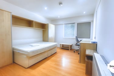 1 bed studio, Central Park Avenue, North Hill, Plymouth, PL46NE - Image 1