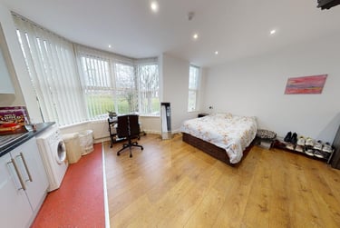 1 bed studio, Victoria Park Road, Clarendon Park, Leicester, LE21XF - Image 1