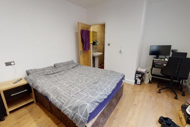 1 bed studio, Victoria Park Road, Clarendon Park, Leicester, LE21XF - Image 1