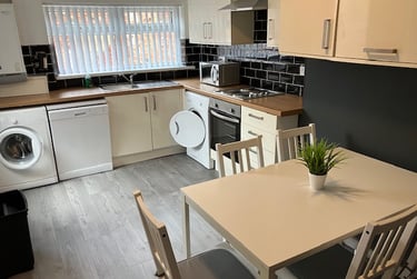 5 bed house, Kensington Road, Near university, Middlesbrough, TS56AJ - Image 2