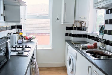 2 bed flat, Wellington Road, Fallowfield, Manchester, M146BN - Image 2