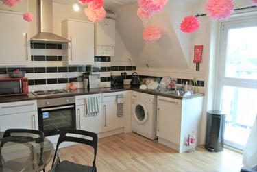 3 bed flat, Wellington Road, Fallowfield, Manchester, M146BN - Image 2