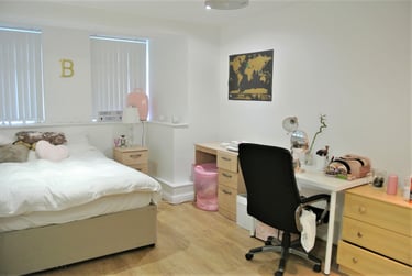 7 bed flat, Wellington Road, Fallowfield, Manchester, M146BN - Image 1