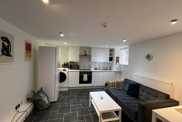 2 bed flat, Granville Road, Fallowfield, Manchester, M146AE - Image 1