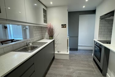 3 bed flat, Clifton Place, North Hill, Plymouth, PL48HU - Image 1