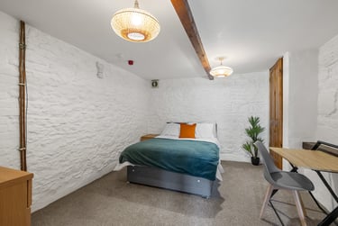 2 bed flat, Hillside Avenue, North Hill, Plymouth, PL46PR - Image 1