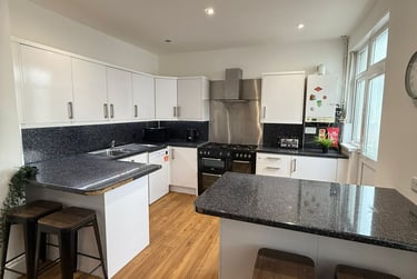 6 bed house, Derry Avenue, North Hill, Plymouth, PL46BH - Image 1