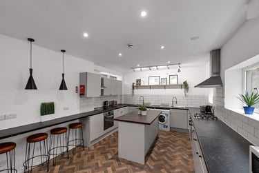 9 bed house, Moor View Terrace, Mutley, Plymouth, PL47EB - Image 1