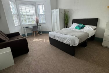 8 bed house, Lisson Grove, Mutley, Plymouth, PL47DN - Image 3