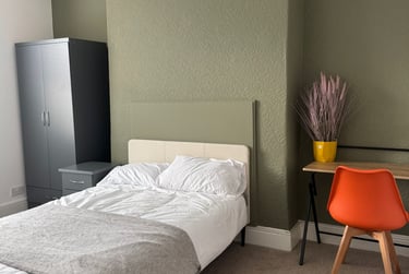 3 bed flat, Penrose Street, City Centre, Plymouth, PL15AT - Image 1