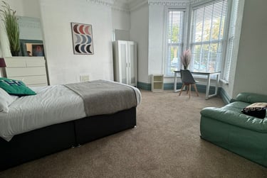 8 bed house, Lisson Grove, Mutley, Plymouth, PL47DN - Image 1