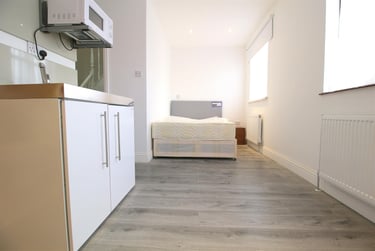 1 bed studio, Aintree Crescent, Barkingside, London, IG62HD - Image 1
