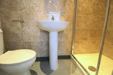 1 bed studio, Aintree Crescent, Barkingside, London, IG62HD - Image 7