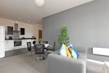 3 bed flat, Clough Road, Heeley, Sheffield, S24BN - Image 1