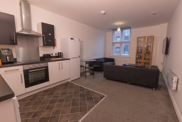 3 bed flat, Clough Road, Heeley, Sheffield, S24BN - Image 1