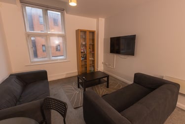 3 bed flat, Clough Road, Heeley, Sheffield, S24BN - Image 2