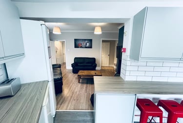 6 bed house, Swindon Road, St Pauls, Cheltenham, GL519EU - Image 1