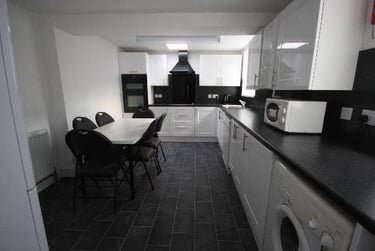6 bed house, Alexandra Road, Mutley, Plymouth, PL47JT - Image 1