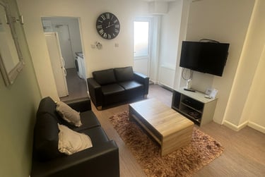 4 bed house, Watford Street, Shelton, Stoke, ST42EW - Image 1