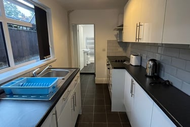 3 bed house, Leek Road, Shelton, Stoke, ST42BW - Image 2