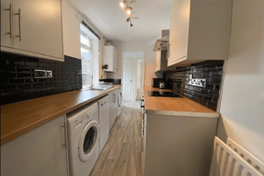 4 bed house, Guildford Street, Shelton, Stoke, ST42EP - Image 2