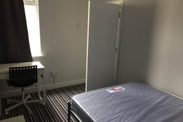 4 bed house, Leek Road, Shelton, Stoke, ST42BP - Image 5