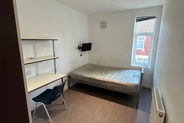 6 bed house, Carlton Road, Shelton, Stoke, ST42BG - Image 1