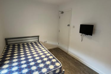 3 bed house, Thornton Road, Shelton, Stoke, ST42BD - Image 3