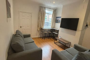 3 bed house, Thornton Road, Shelton, Stoke, ST42BD - Image 3