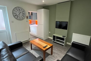 4 bed house, Leek Road, Shelton, Stoke, ST42BW - Image 1