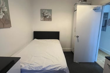 3 bed house, Leek Road, Shelton, Stoke, ST42BW - Image 6