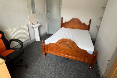 4 bed house, Boughey Road, Shelton, Stoke, ST42BB - Image 2