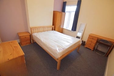 3 bed house, Crowther Street, Shelton, Stoke, ST42ER - Image 2