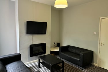 6 bed house, Queen Anne Street, Shelton, Stoke, ST42EQ - Image 2