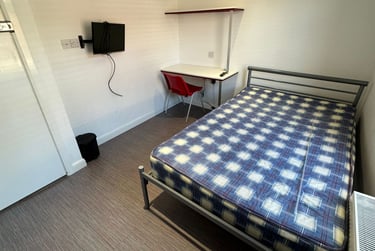 4 bed house, Stubbs Gate, Basford, Newcastle under Lyme, ST51LU - Image 1