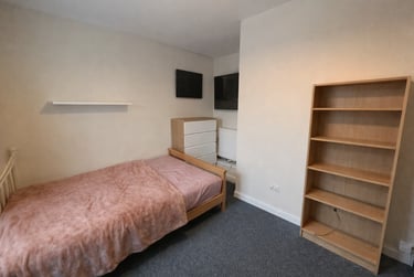 4 bed house, Boughey Road, Shelton, Stoke, ST42BN - Image 4